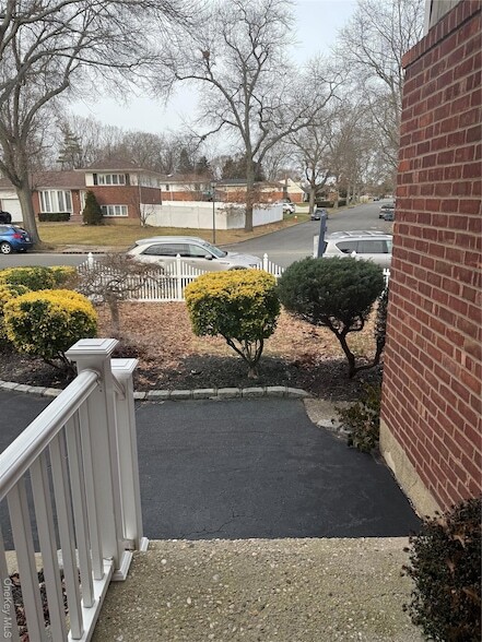 Building Photo - 14 Genesee Dr