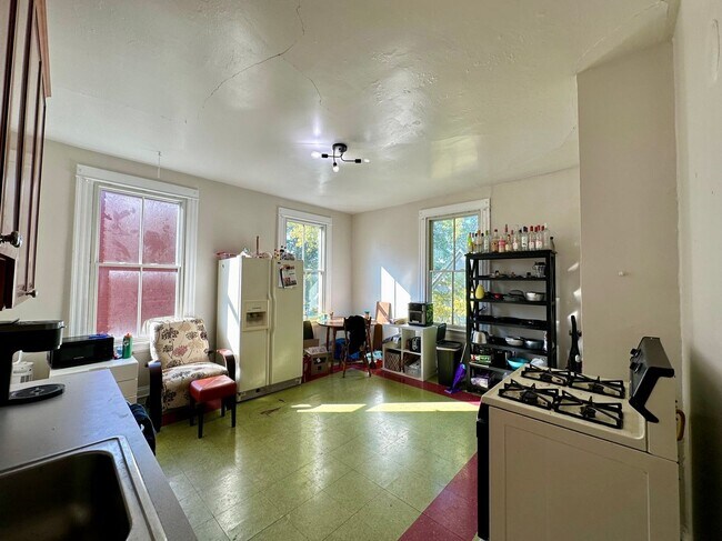 Building Photo - 2369 Victor St