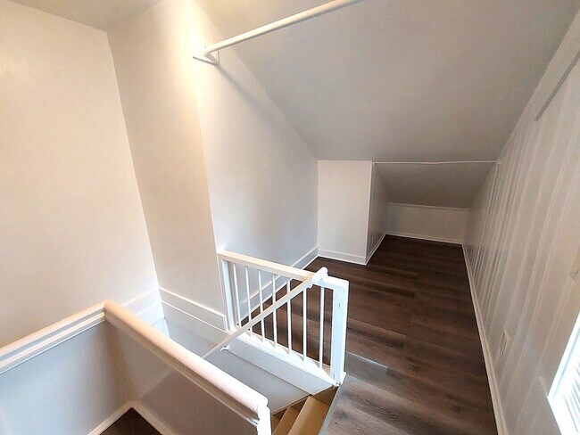 Building Photo - Spacious 4BD/3BA with Fenced Yard & Front Porch in North Seattle!