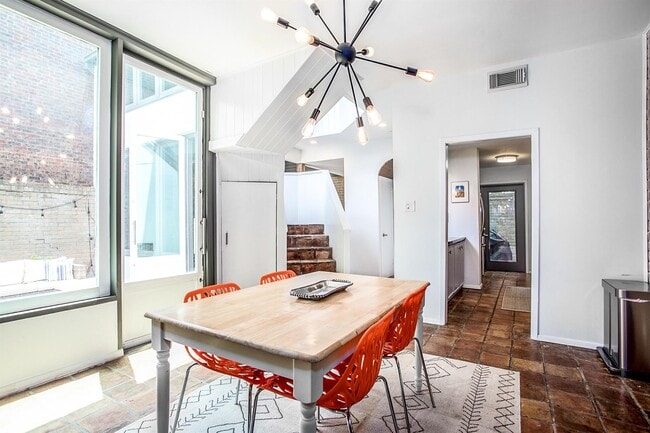 Building Photo - 1942 Indiana St