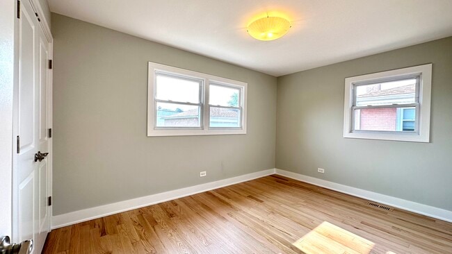 Building Photo - 4833 N Ozark Ave