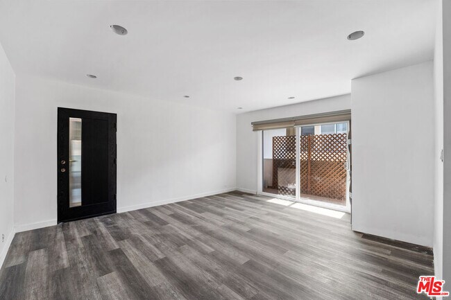 Building Photo - 733 Hayworth Ave