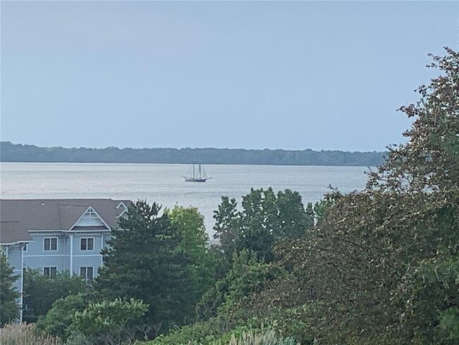 Building Photo - Gorgeous 3 Bedrooms 2 Bath Condo Lake View...