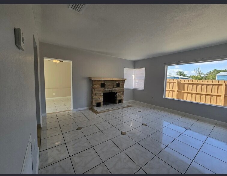 Building Photo - 21 Mountain Dr