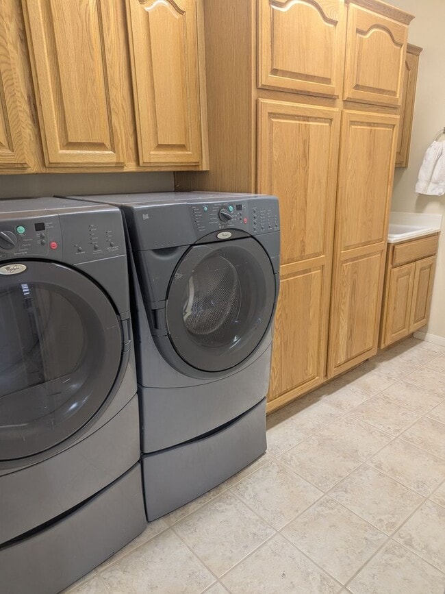 Building Photo - Furnished 3-Bedroom Townhome with Stunning...