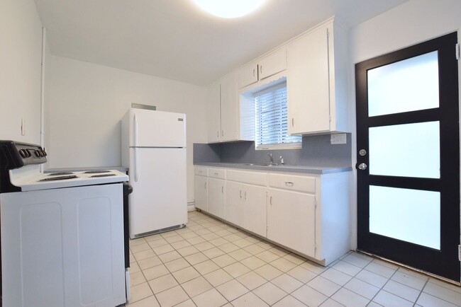 Building Photo - 1 br, 1 bath House - 2314 Formosa Ave