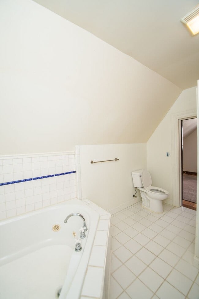 Building Photo - 3 bed 1.5 bath Downtown Valparaiso Home