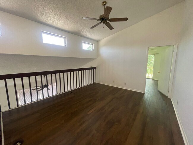 Building Photo - 121 Maplecrest Cir