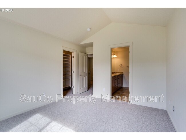 Building Photo - 10573 NE Summer Falls St