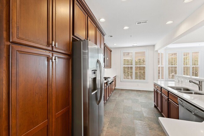 Building Photo - Spacious 3-Bedroom Condo in Prime Raleigh Location!