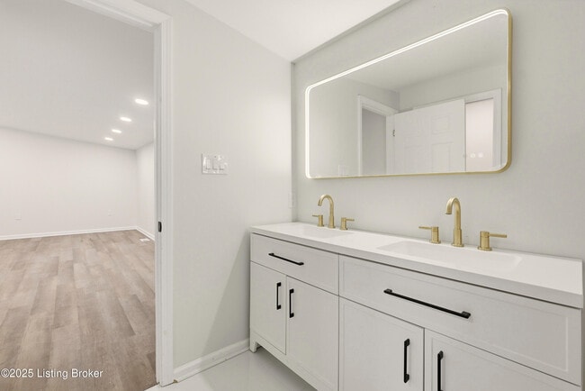 Building Photo - 702 Gheens Ave