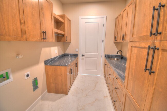 Building Photo - Brand New 3bd/2ba Available