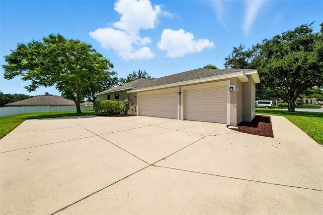 Building Photo - 36815 Queen Bee Ln