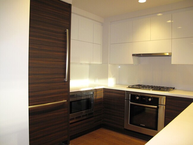 Building Photo - Exquisite 2 Bed/2 Bath Downtown Condo at I...