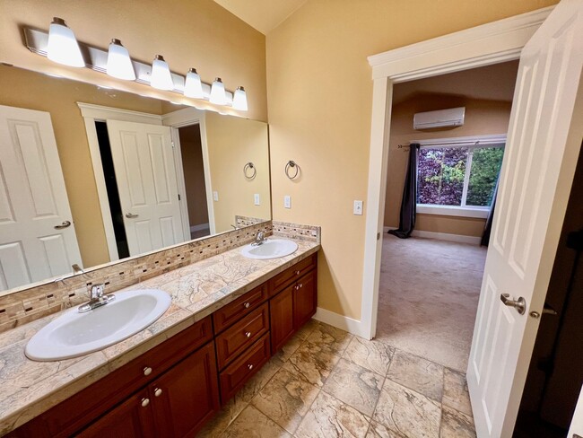 Building Photo - Spacious Greenwood townhouse - Available now!