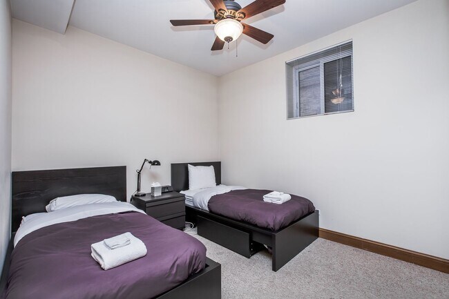 Building Photo - Bucktown: Fully furnished gorgeous 3 Bed, ...