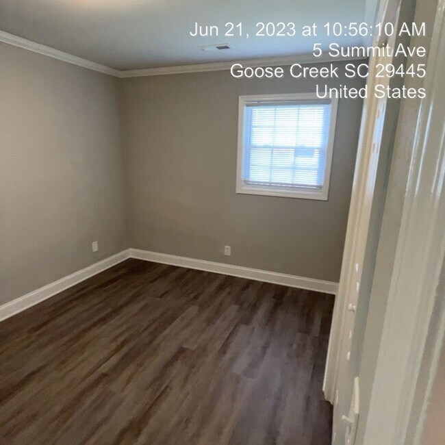 Building Photo - Relaxed Living with Spacious Yard in Goose...
