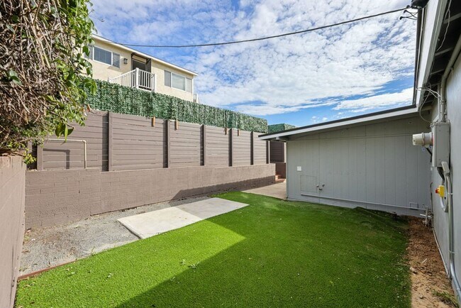 Building Photo - MUST SEE 3 Bed 2 HOUSE WITH GARAGE, YARD, & BONUS ROOM! CALL 6 1 9  8 8 8 5 5 5 4 TODAY!