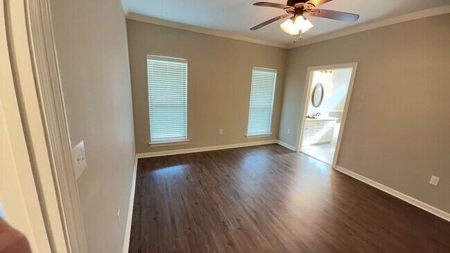 Building Photo - 3 Bedroom 2 Bath home located in coveted L...