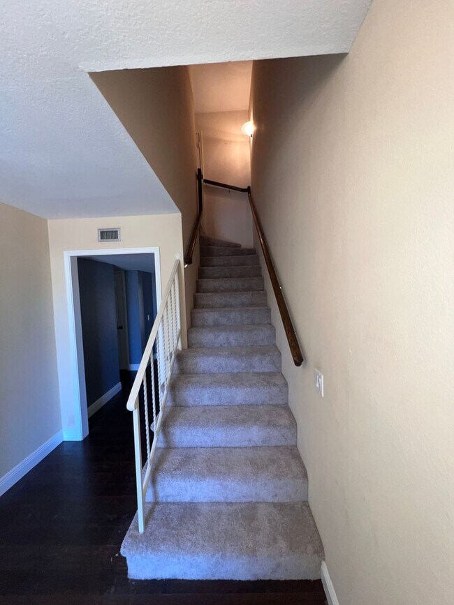 Building Photo - Townhome