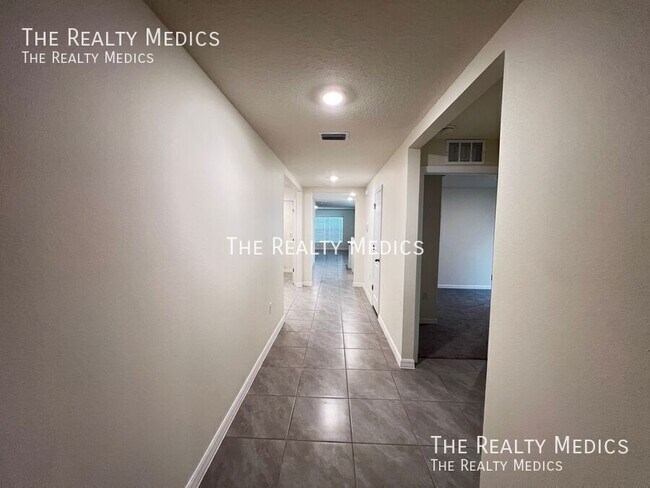 Building Photo - 8561 SW 46th Ave