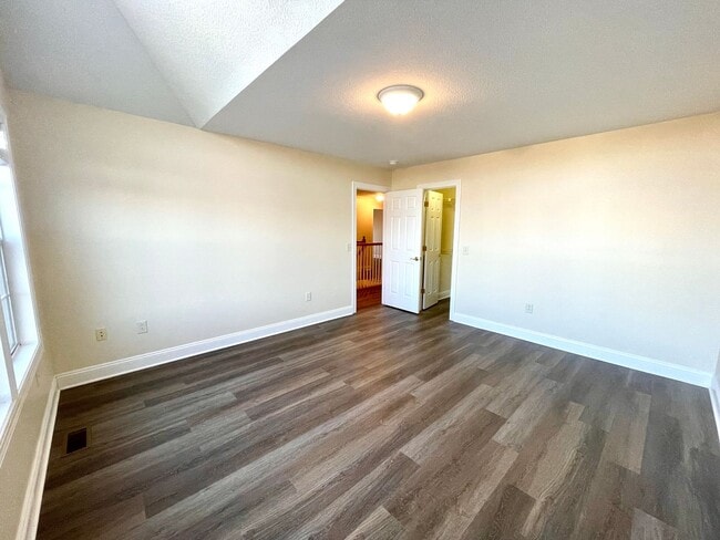 Building Photo - Spacious 4 Bedroom 2.5 Bath Home