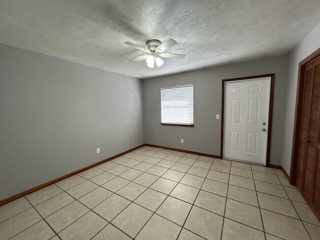 Building Photo - Spacious 1 Bedroom 1 Bathroom! Located Off Ocala Road.