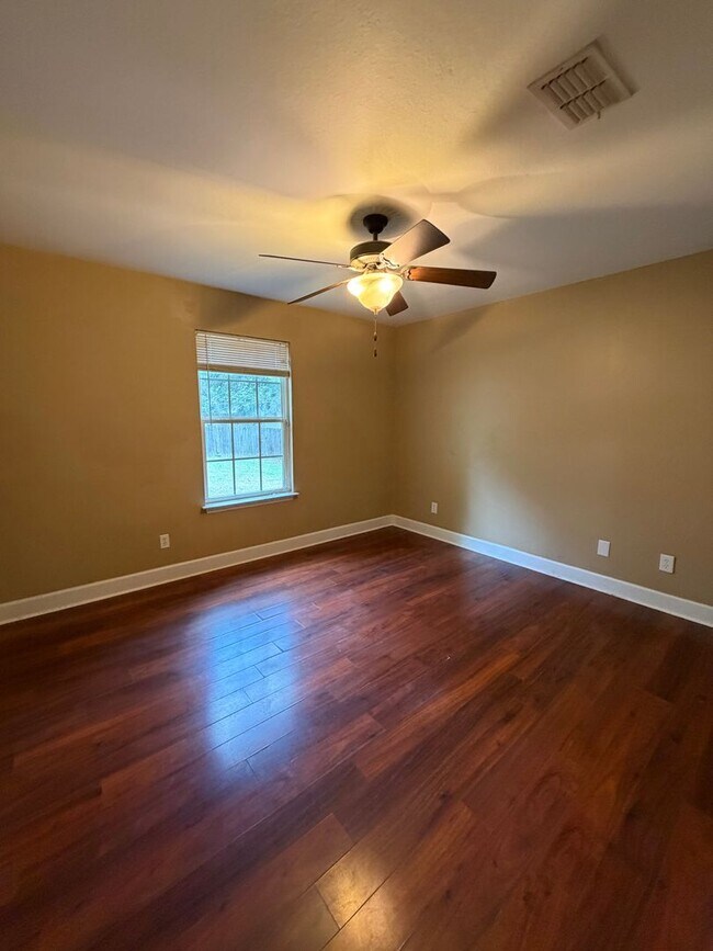 Building Photo - 3/2 home located just off N. Meridian and Available NOW.