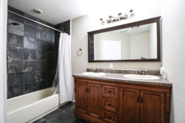 Building Photo - 3 bedroom, 2.5 bathroom home is in a highly sought-after neighborhood in the heart of South Tampa...