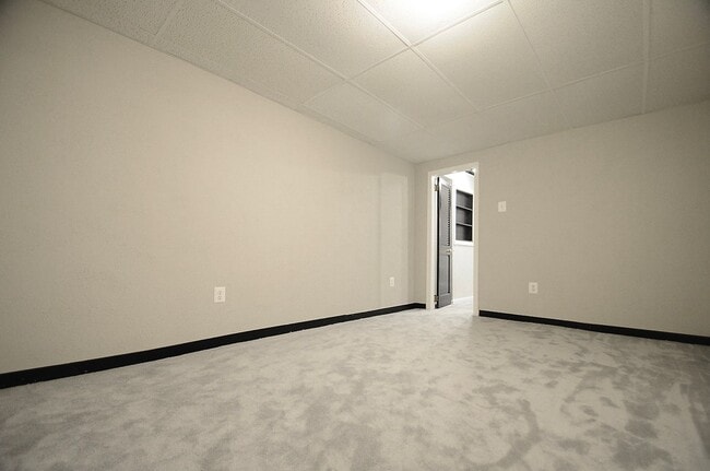 Building Photo - Classic 4 Bed 3.5 Single Family Home Sitti...