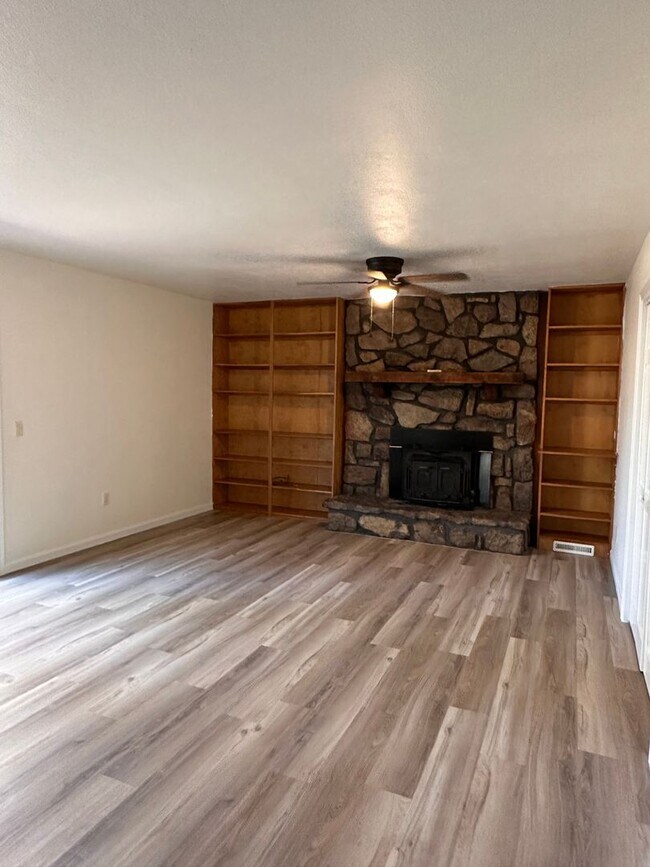 Building Photo - House in Springfield- Kickapoo Schools