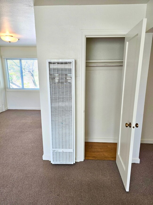 Building Photo - Upstairs apartment in downtown Santa Rosa!