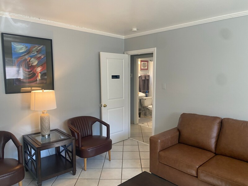 Building Photo - 810 Clarendon St