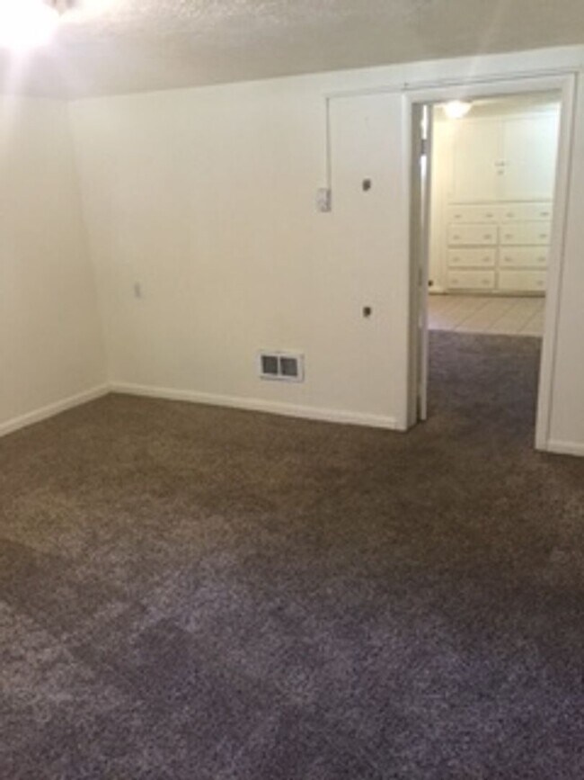 Building Photo - Spacious studio apartment located near downtown Idaho Falls!