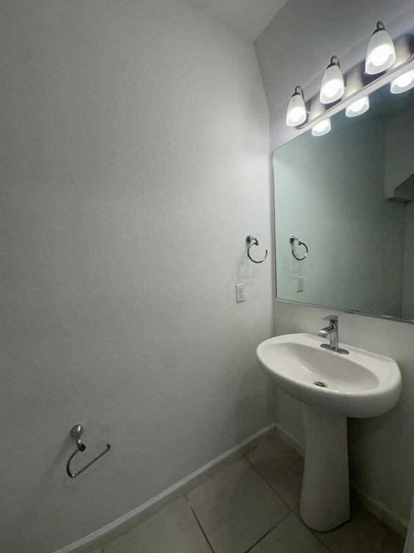 Building Photo - 1002 La Mirada Ct