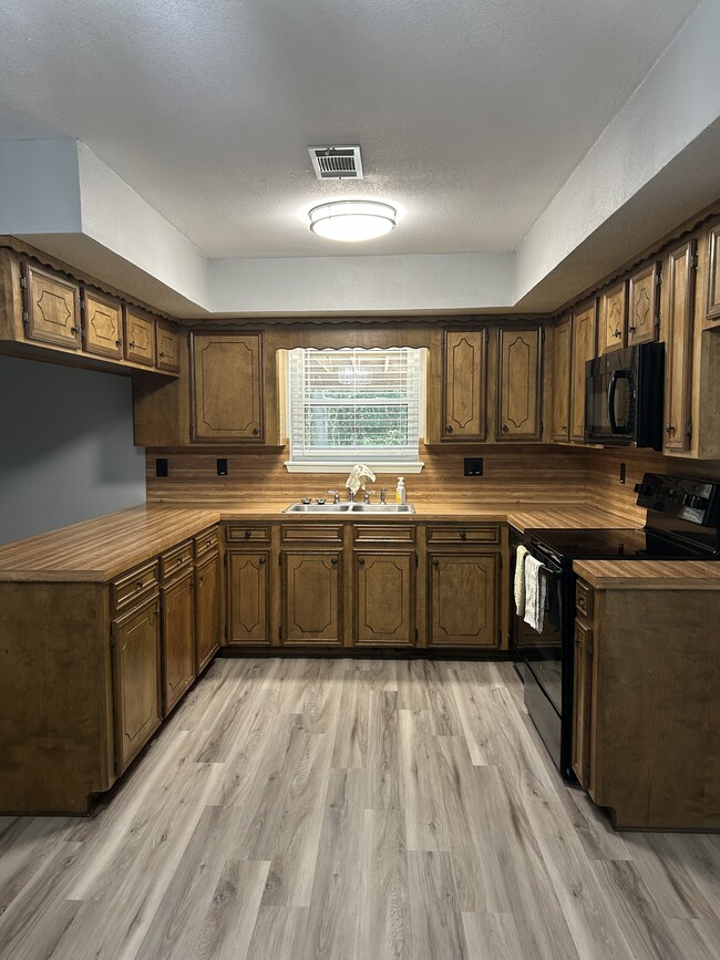 Building Photo - Spring Creek Loop