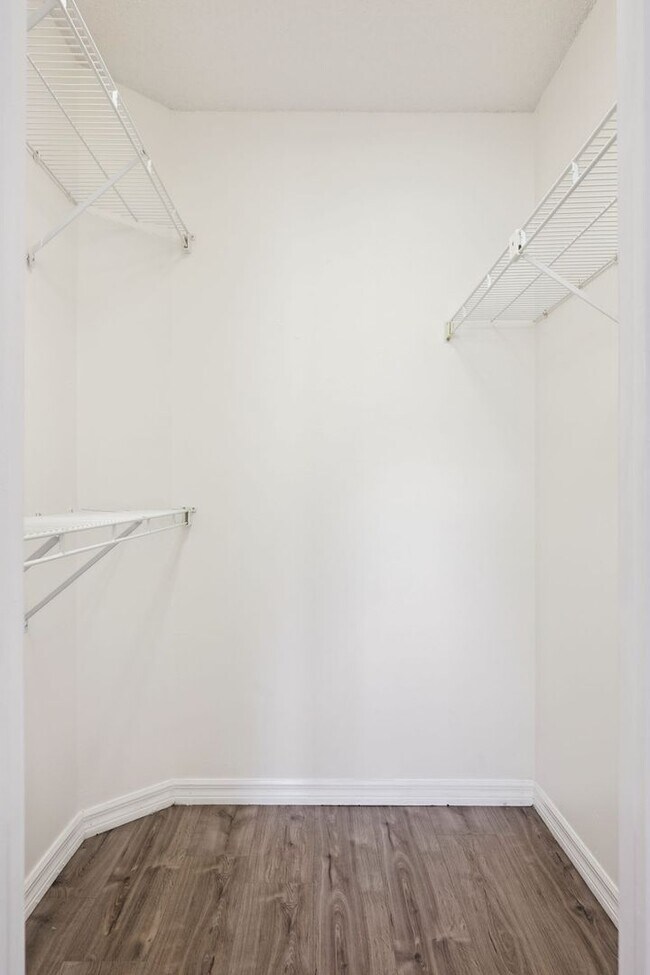 Building Photo - Ground Floor 2 Bed / 2 Bath with New Flooring