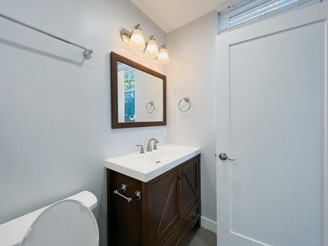 Building Photo - 2641 S Budlong Ave