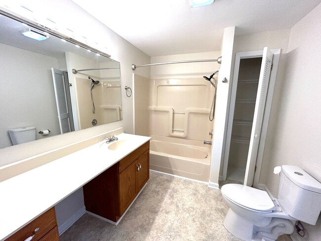 Building Photo - Weaverville - Clean and Tidy! Home Office,...
