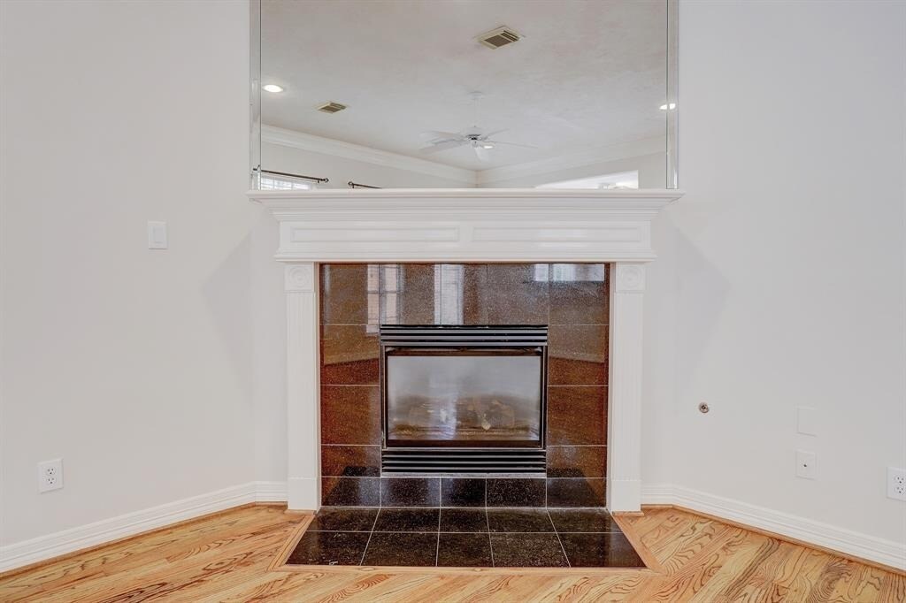 Gas fireplace with remote - 2822 Briarhurst Park