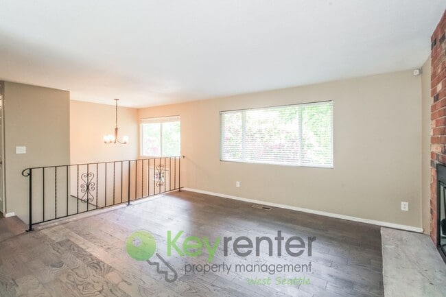 Building Photo - Spacious 4 Bedroom with Open Floor Plan and AC