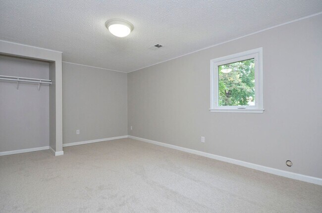 Building Photo - 6907 Berkshire Ln N