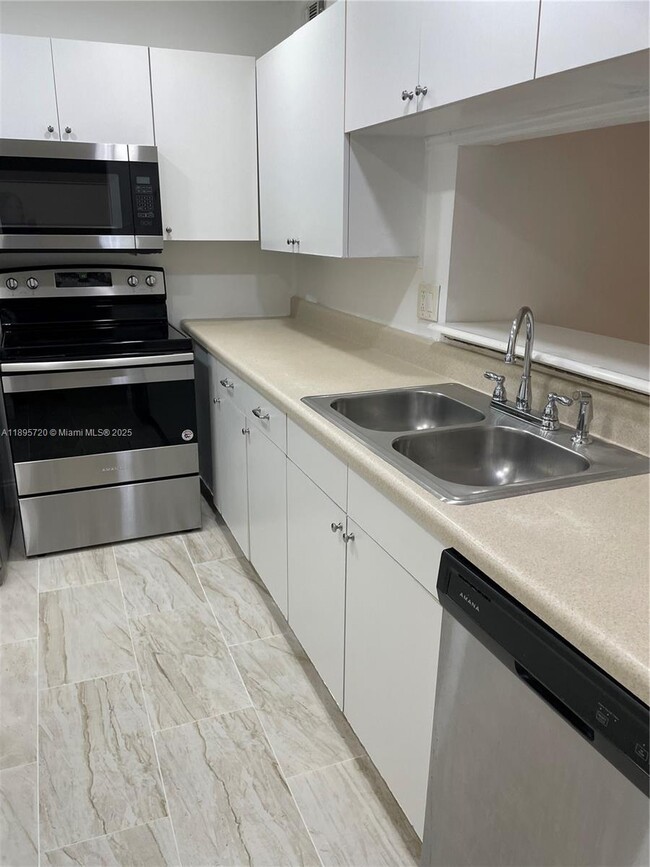 Building Photo - 8550 SW 149th Ave