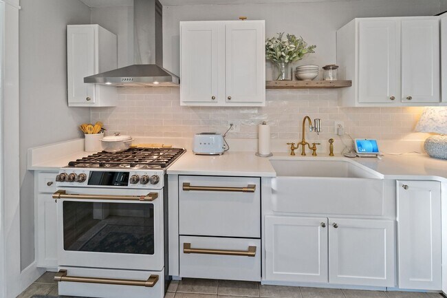 Building Photo - Charming Parkside 2-Bedroom Home Near Daffin Park with Fenced Yard & Patio