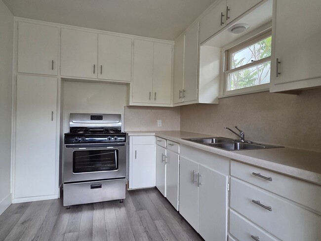 Building Photo - Move-In Ready 2-Bedroom Escondido Charmer!