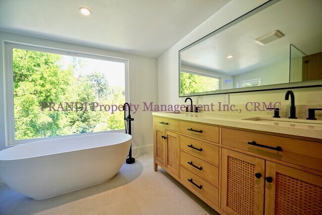 Building Photo - Classic, Modern and Private Home with Fres...