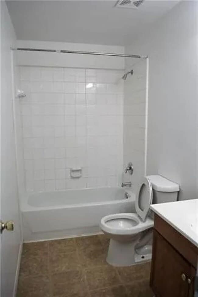Building Photo - 3 Bedroom 2 bath home!