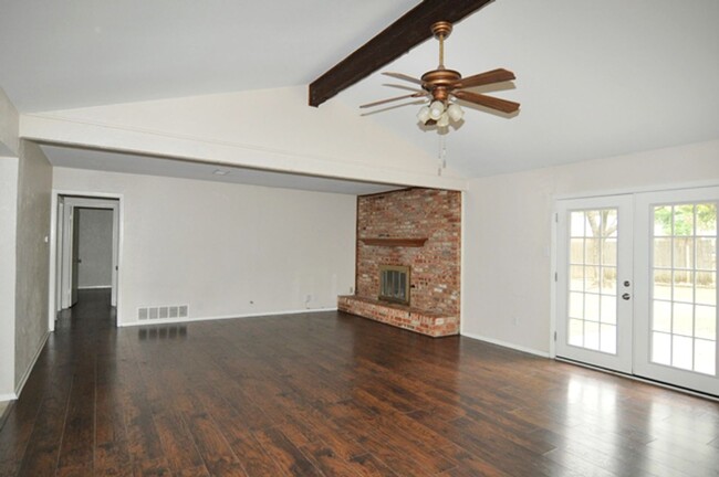 Building Photo - Spacious 3-2-2 home in Hurst!