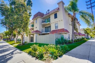 Building Photo - 3BD/2BA Apartment with Laundry In-Unit, Appliances, Tandem Parking & More | 1MO. Free OAC