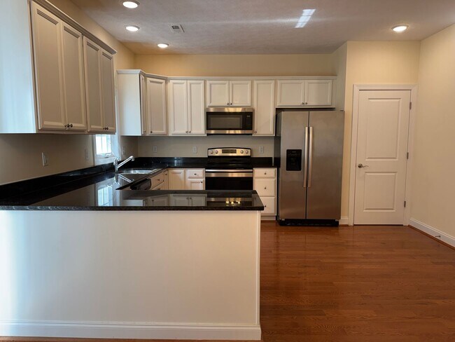Building Photo - Beautiful Townhome in Spring Oaks!